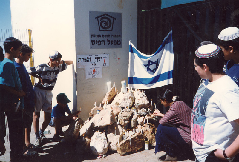 פינת זיכרון שהקימו תלמידיו של ירון בישיבה
